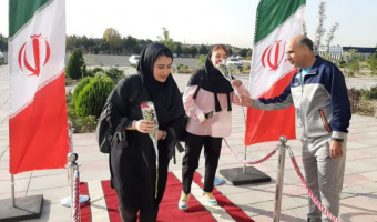 اهدا گل به دانشجوبان به مناسبت هفته تربیت بدنی