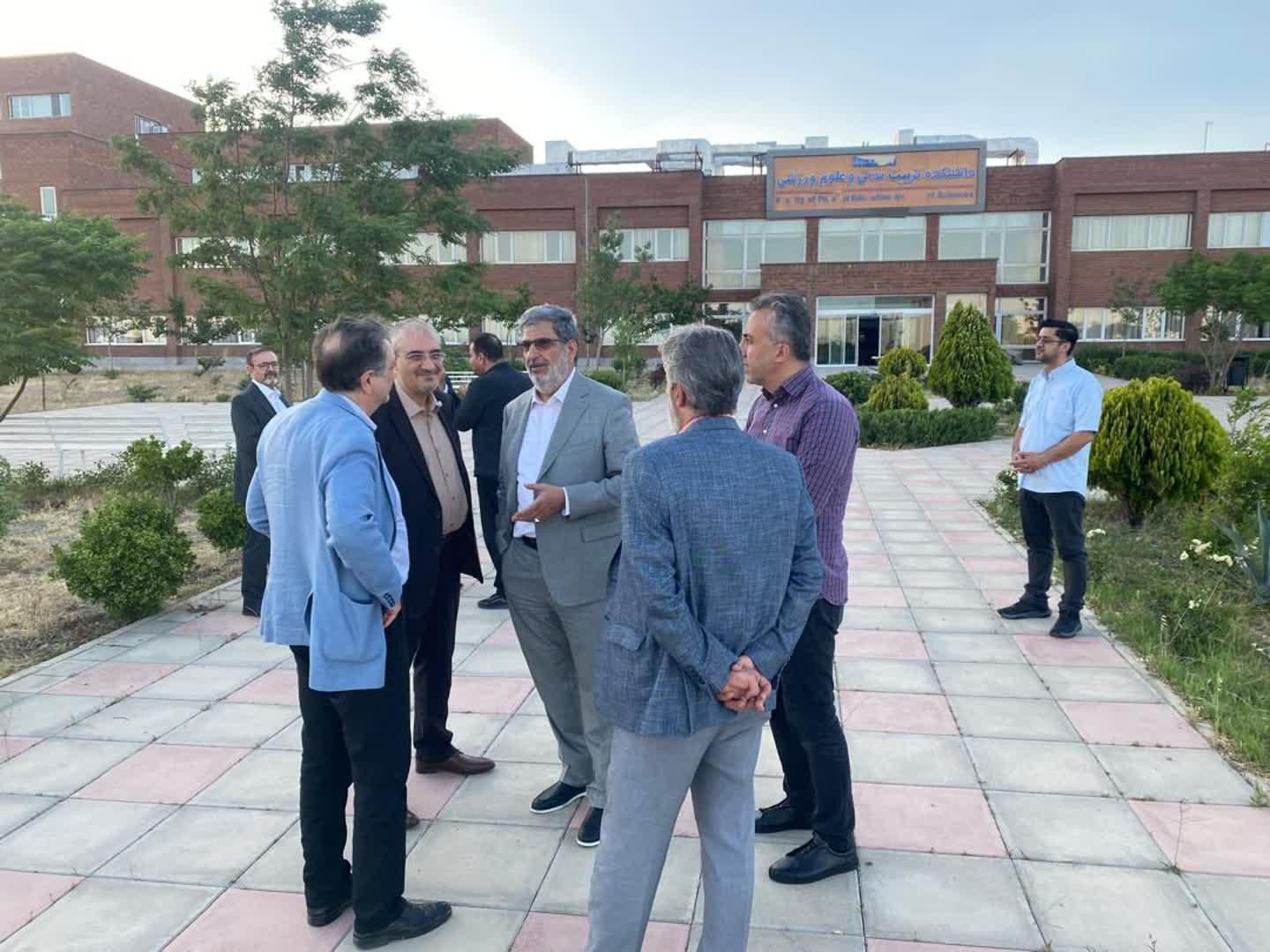 بازدید خیّر مدرسه و دانشگاه ساز از دانشکده تربیت بدنی و علوم ورزشی برای برآورد خسارات ناشی از جنگ رمضان وشروع بازسازی دانشکده